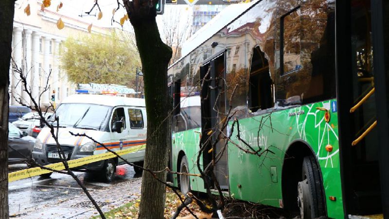 Появились подробности столкновения  двух автобусов в Алматы 