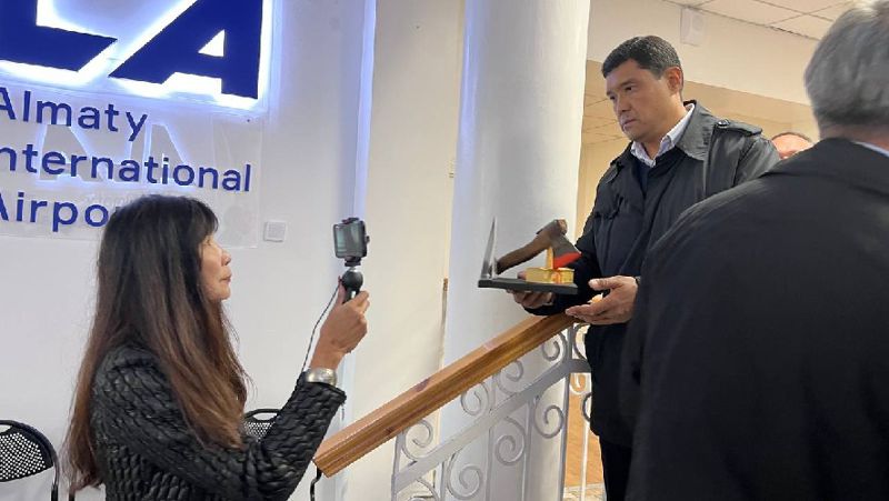Охрана аэропорта Алматы забрала подарок 