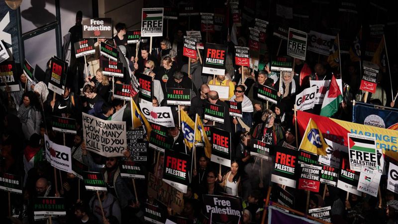 Тысячи человек собрал марш в поддержку Палестины в центре Лондона
