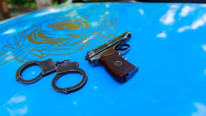 Наручники, пистолет Экс-партнера по бизнесу застрелил мужчина в Жезказгане