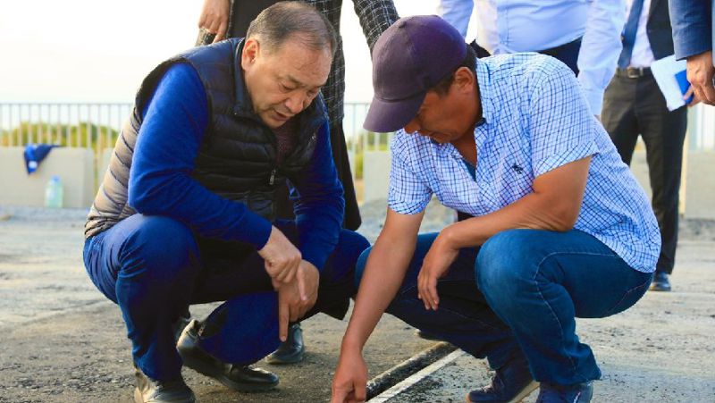 Ералы Тугжанов проверяет качество ремонта моста