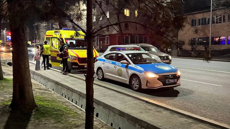 полиция, скорая Охранник вырубил посетителя в одном из баров Алматы