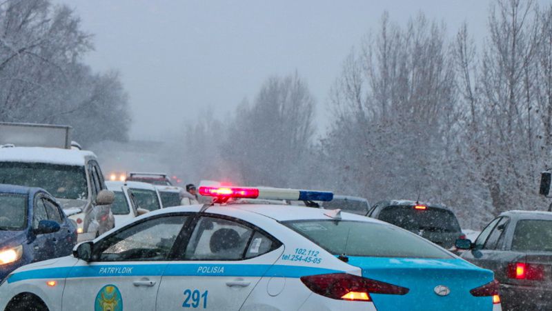Полицейский автомобиль ДТп массовое в Алматы