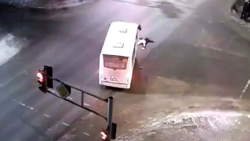 Автобус сбил двух пешеходов в Петропавловске