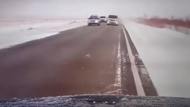 Шағын автобус жолдың қарама-қарсы бетіне шығып кетті Әлеуметтік желі