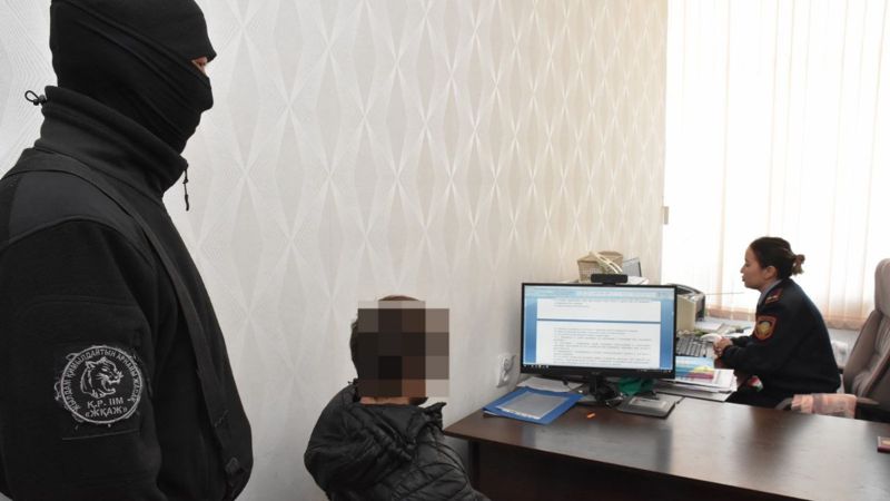 Задержанный в кабинете Подробности убийства ребенка в Темиртау