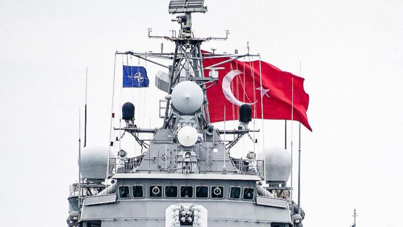 Военный корабль, флаги Турции и НАТО Отмена учений