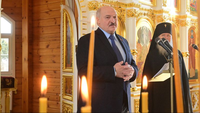 Александр Лукашенко в храме Давайте жить дружно, Пасха