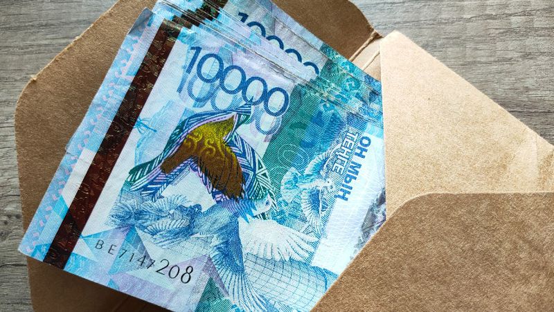тенге в конверте задержание полицейского в Шымкенте