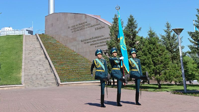 Военнослужащие с казахстанским флагом Токаев о глумлении над госсимволами