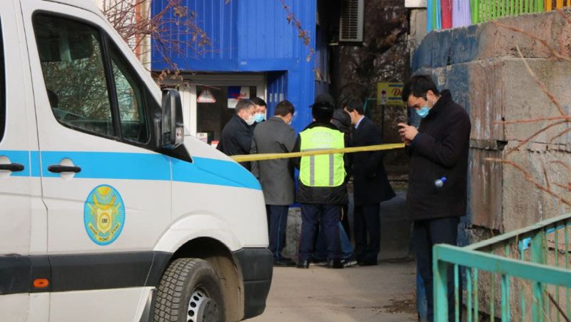 Полиция у подъезда происшествие, дом