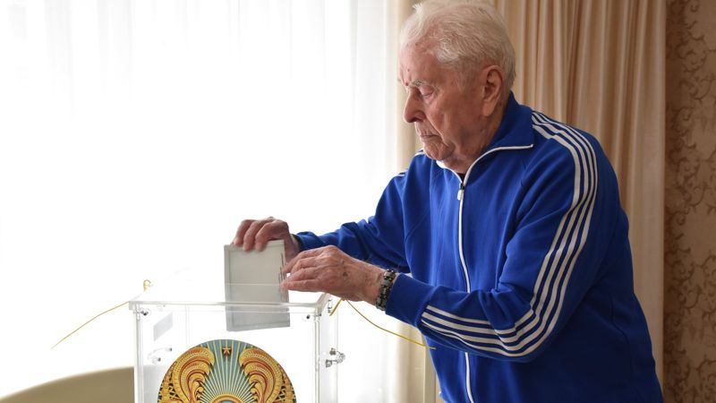ветеран ВОВ В ЗКО 100-летний ветеран ВОВ в очередной раз исполнил свой гражданский долг