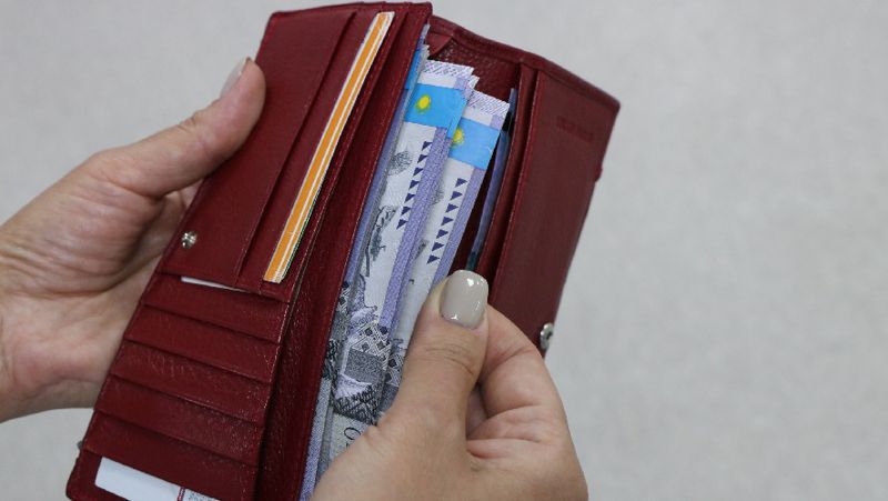 Деньги в кошельке В Казахстане повысят выплаты по утрате трудоспособности и потере кормильца