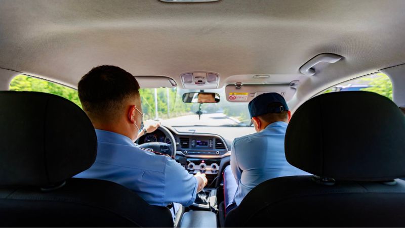 Полицейские в машине Ограбление в Сатпаеве