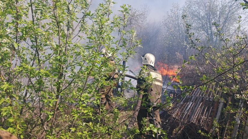 Пожар в Рудном: огонь перекинулся на 20 нежилых дачных домов