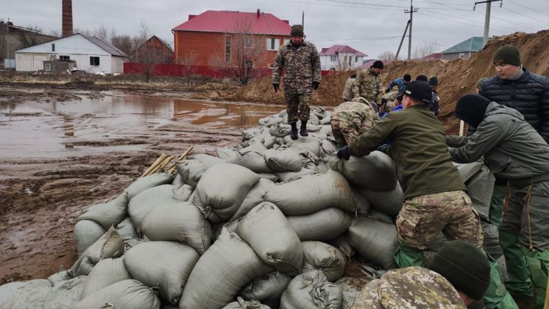 Военнослужащие Минобороны помогают в борьбе с наводнением на западе страны