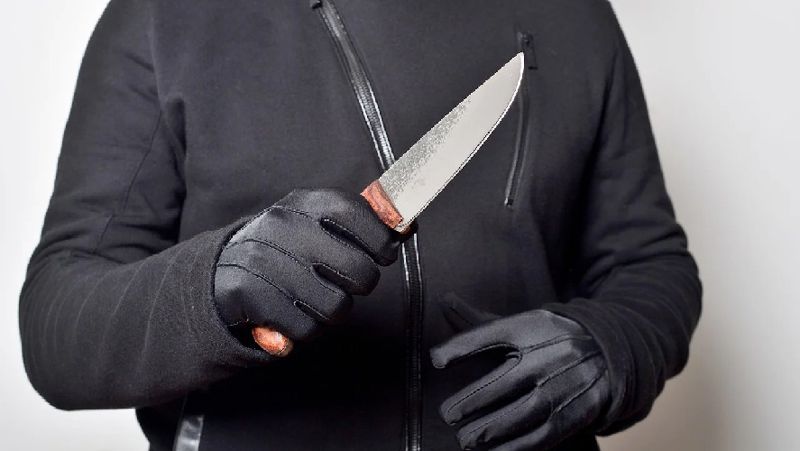 нож в руках нож в руках