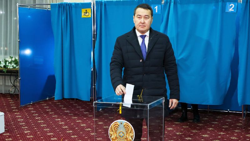 Алихан Смаилов обратился к казахстанцам с избирательного участка
