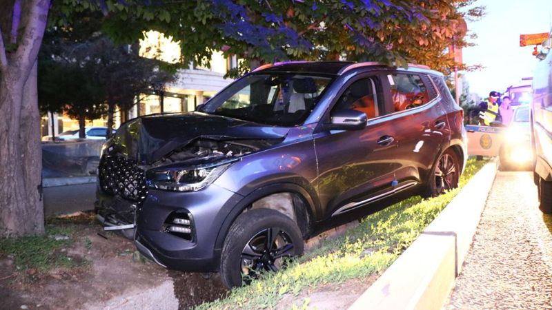 Кроссовер врезался в дерево и провалился в арык в Алматы