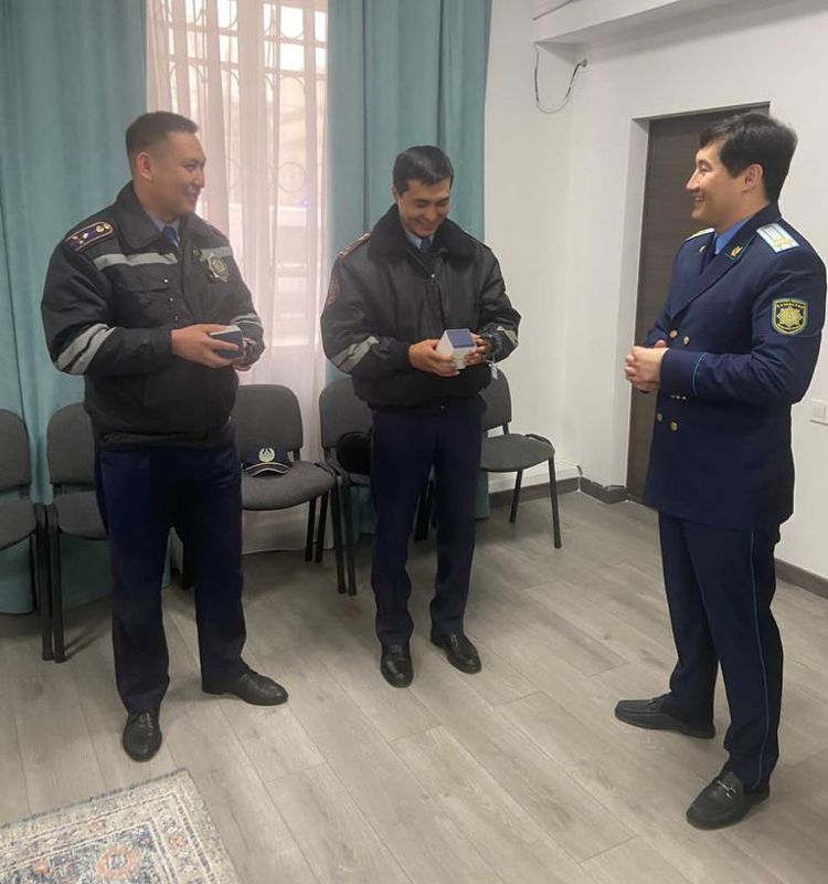 Именные наручные часы подарили полицейским, предотвратившим попытку суицида