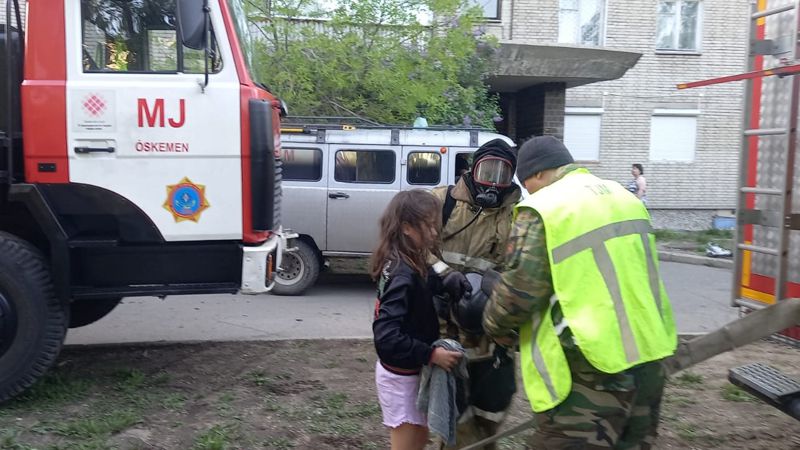 спасатели и сотрудники ДЧС Двух детей госпитализировали после крупного пожара в многоэтажке Усть-Каменогорска