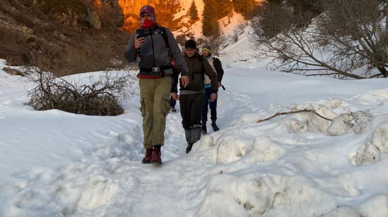 Спасатели Алматы помогли туристам спустится с пика Букреева