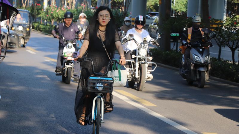 Китай Пекин велосипед девушка улица