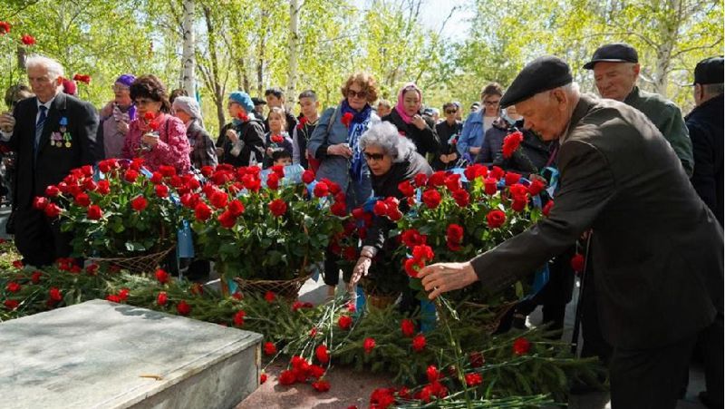 церемония возложения «Гирлянд Славы» и корзин с цветами нур-султан, вов, воины, могила, цветы, церемония
