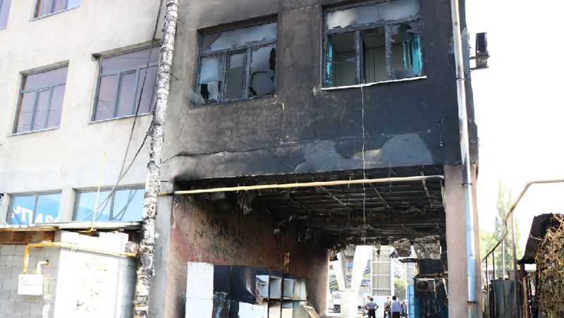Здание с магазинами по продаже автозапчастей загорелось в Алматы