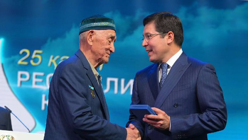 аким Павлодарской области вручил ключи от квартир