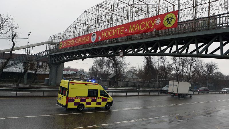 дорога, машины, вывеска COVID-19 Казахстан, коронавирус, данные, МВК