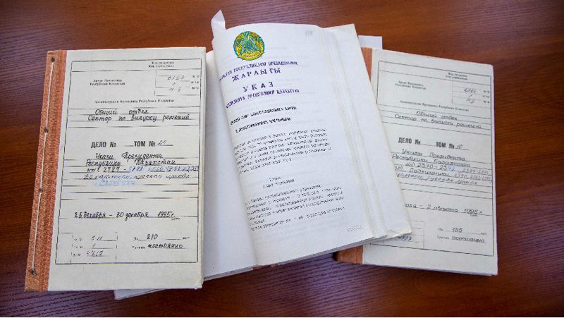 Конституция 1995 года, указы и законы референдума