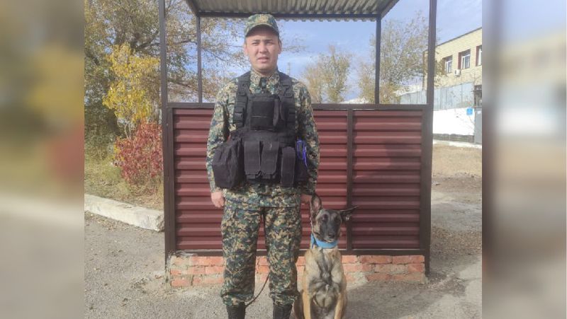 Алмат Ахметжанов с "Луной" Полицейский с собакой нашли наркотики