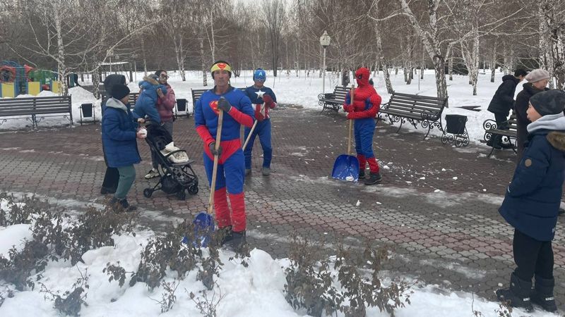 Супергерои из Marvel и DC чистили снег на улицах Алматы