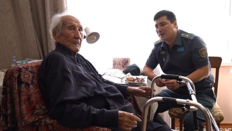 Военнослужащие Алматы в День пожилых людей посетили ветеранов