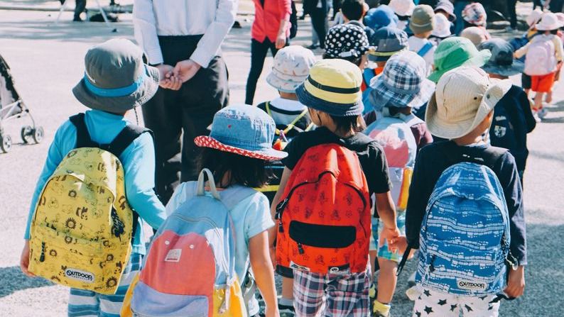 Балалар Қазақстанның Білім министрлігі ведомствоның бұйрығынсыз балалардың шетелге шығуына тыйым салды