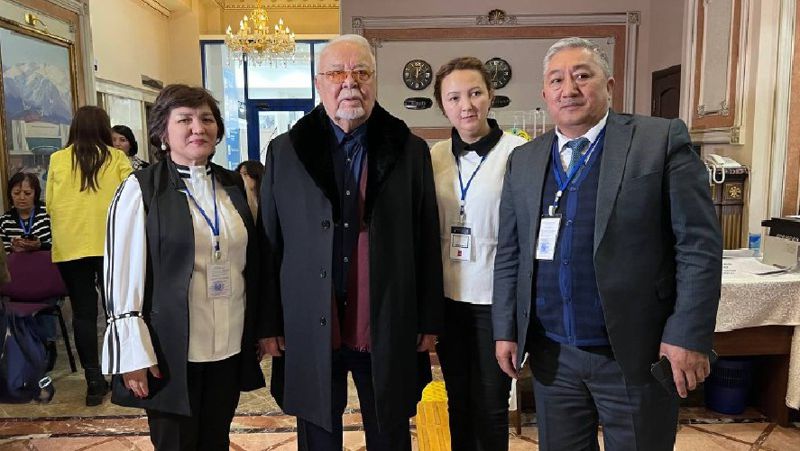 Казахстанский актер проголосовал на выборах в Алматы