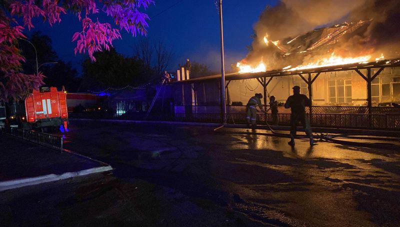 На летнике в Бурабае взорвались четыре газовых балона во время пожара 