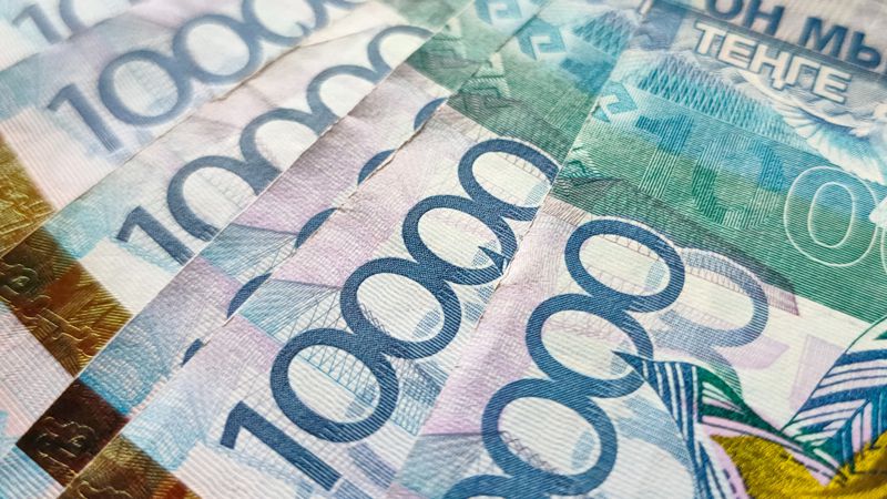 тенге Еще одного иностранца отвезли из аэропорта в гостиницу за 45 тыс. тенге
