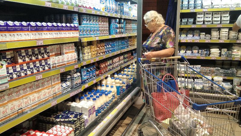 Пенсионерка у прилавка На севере Казахстана цены на большинство продуктов замерли в ожидании
