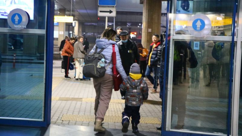 Пассажиры в аэропорту Более 700 застряли