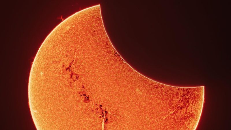 Фото редкого гибридного солнечного затмения появилось в сети 