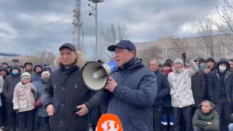 Самат Мусабаев и Едил Жанбыршин Депутаты встретились с жителями Актау