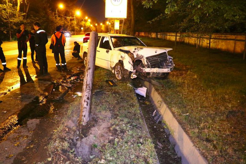 Mercedes перевернулся в Алматы, фото - Новости Zakon.kz от 15.05.2023 04:33