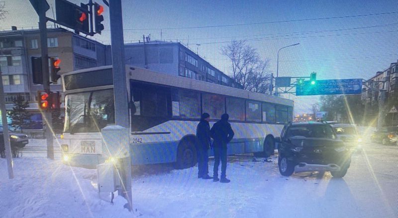 Петропавлда автобус пен көлік жүргізуші соқтығысқан Петропавлда автобус пен көлік жүргізуші соқтығысқан