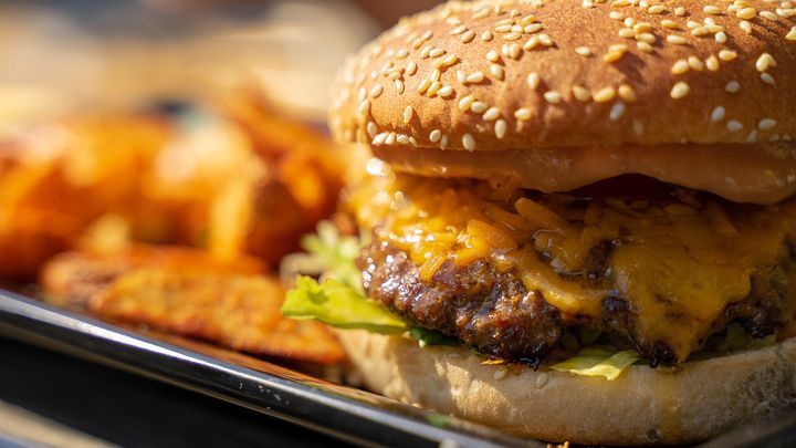 Бургер McDonald's, ҚР СІМ, «Вкусно и Точка» азық-түлік желісі