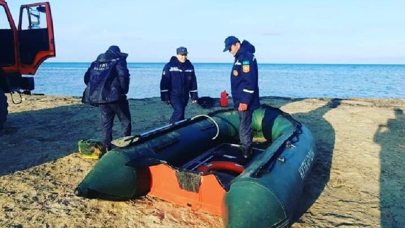 Спасатели около надувной лодки Пропали рыбаки на Каспии