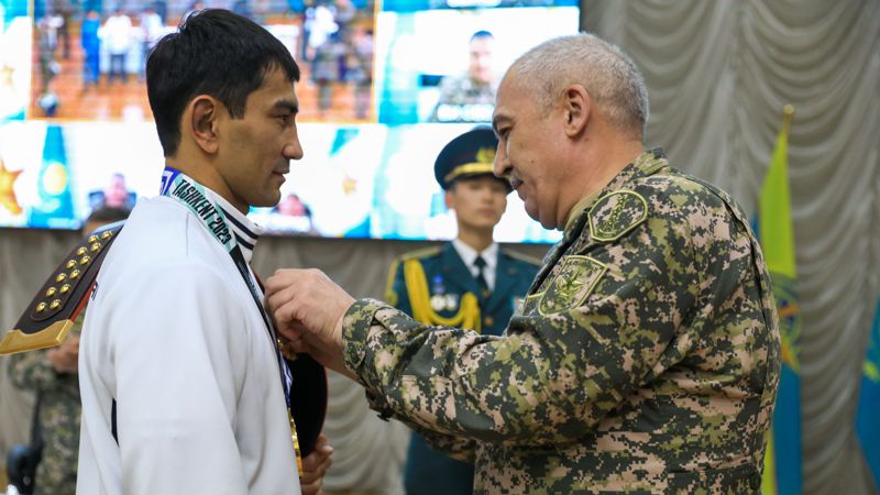 Руслан Жаксылыков Министр обороны наградил чемпионов