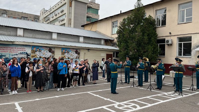 торжественные проводы алматинских призывников
