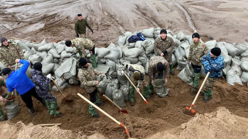 Военнослужащие Минобороны помогают в борьбе с наводнением на западе страны